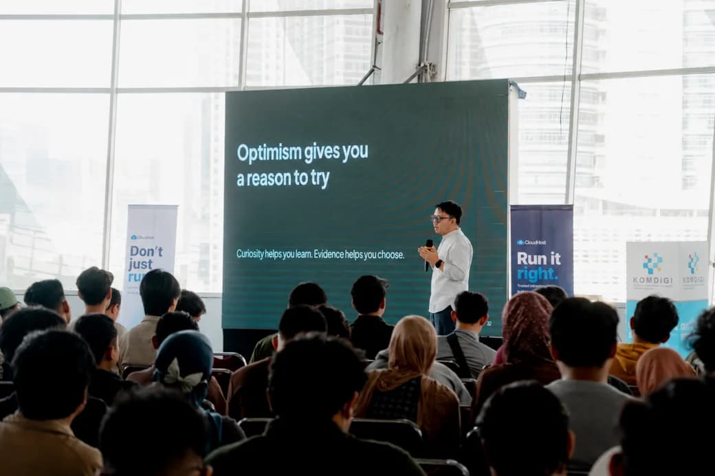 Anas berbagi pengalaman sebagai software engineer di atas panggung